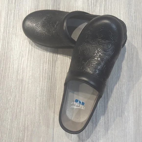 Dansko Black Floral Tooled Leather Clogs 38 - Picture 2 of 5